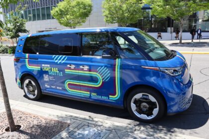Amazon helps fund free shuttle service for Bellevue light rail riders – GeekWire